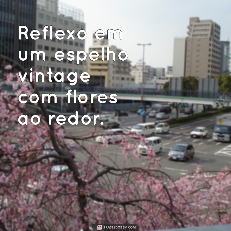 ideias de fotos no espelho Reflexo em um espelho vintage com flores ao redor.