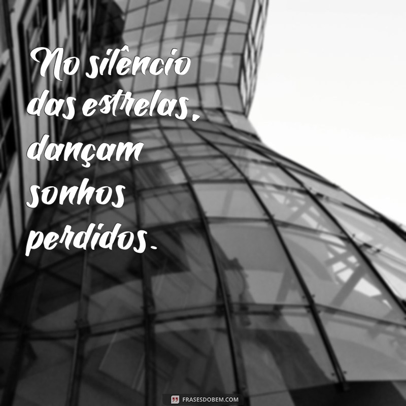 trechos de poesia acústica No silêncio das estrelas, dançam sonhos perdidos.