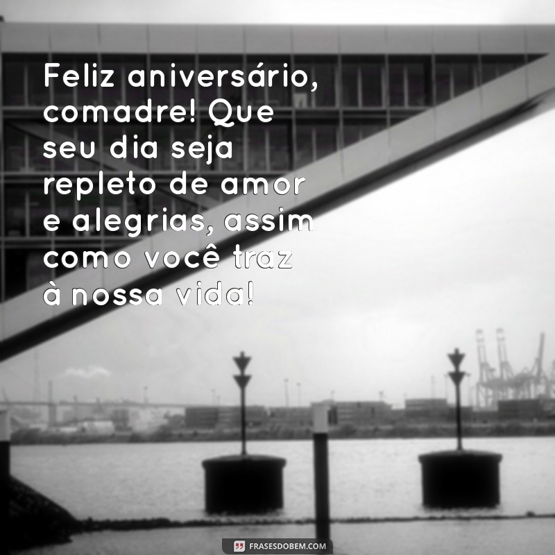 mensagem de aniversário de comadre para comadre Feliz aniversário, comadre! Que seu dia seja repleto de amor e alegrias, assim como você traz à nossa vida!