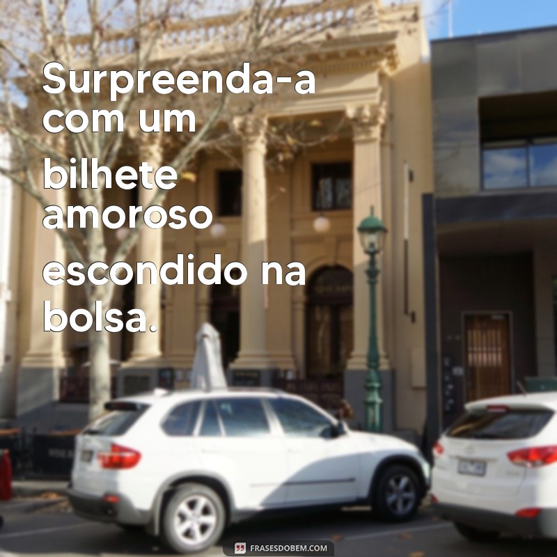 como ser romantico com minha namorada Surpreenda-a com um bilhete amoroso escondido na bolsa.