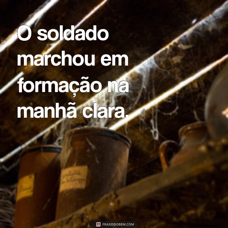 frases gramatical exercito O soldado marchou em formação na manhã clara.