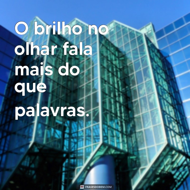 sorrir com os olhos O brilho no olhar fala mais do que palavras.