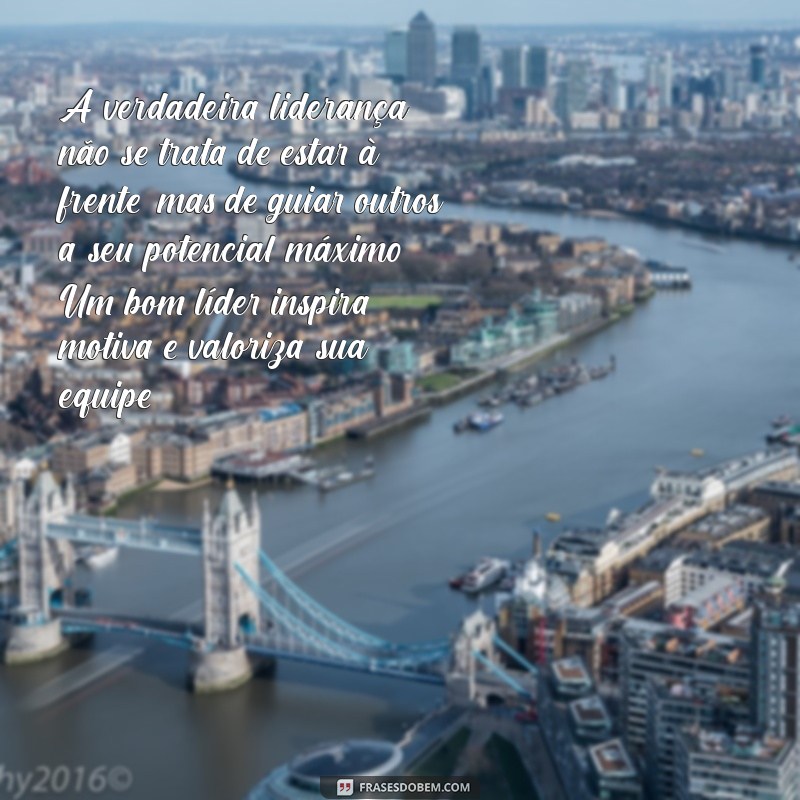 pequeno texto sobre liderança A verdadeira liderança não se trata de estar à frente, mas de guiar outros a seu potencial máximo. Um bom líder inspira, motiva e valoriza sua equipe.