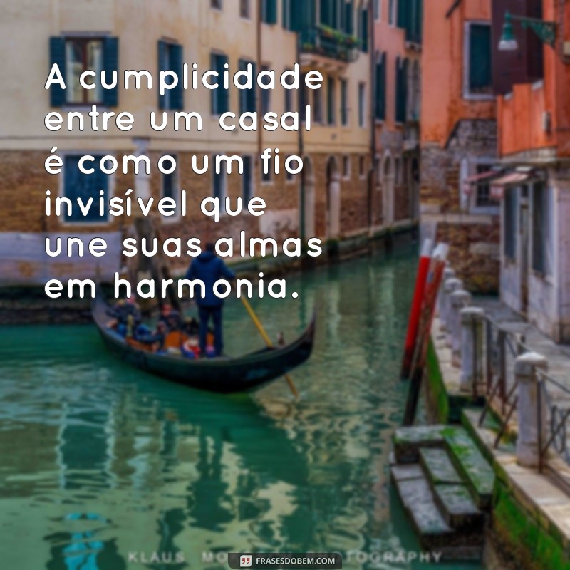 texto sobre cumplicidade de casal A cumplicidade entre um casal é como um fio invisível que une suas almas em harmonia.