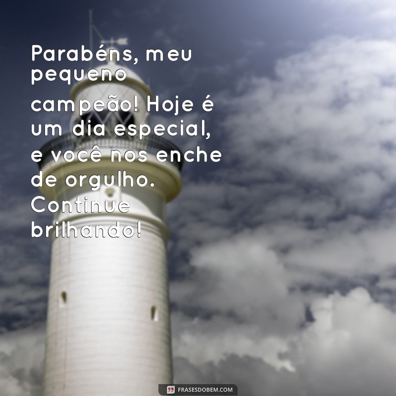 mensagem de formatura infantil para filho Parabéns, meu pequeno campeão! Hoje é um dia especial, e você nos enche de orgulho. Continue brilhando!