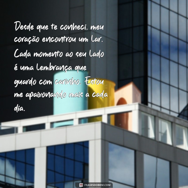 texto se declarando para pessoa que você gosta Desde que te conheci, meu coração encontrou um lar. Cada momento ao seu lado é uma lembrança que guardo com carinho. Estou me apaixonando mais a cada dia.