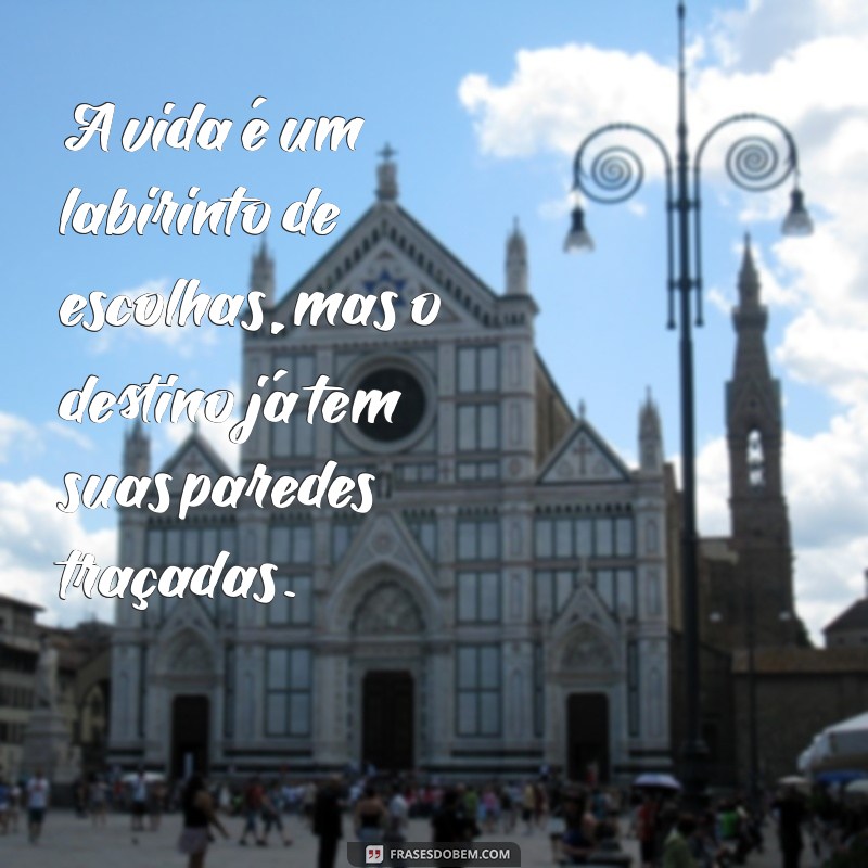 determinismo A vida é um labirinto de escolhas, mas o destino já tem suas paredes traçadas.