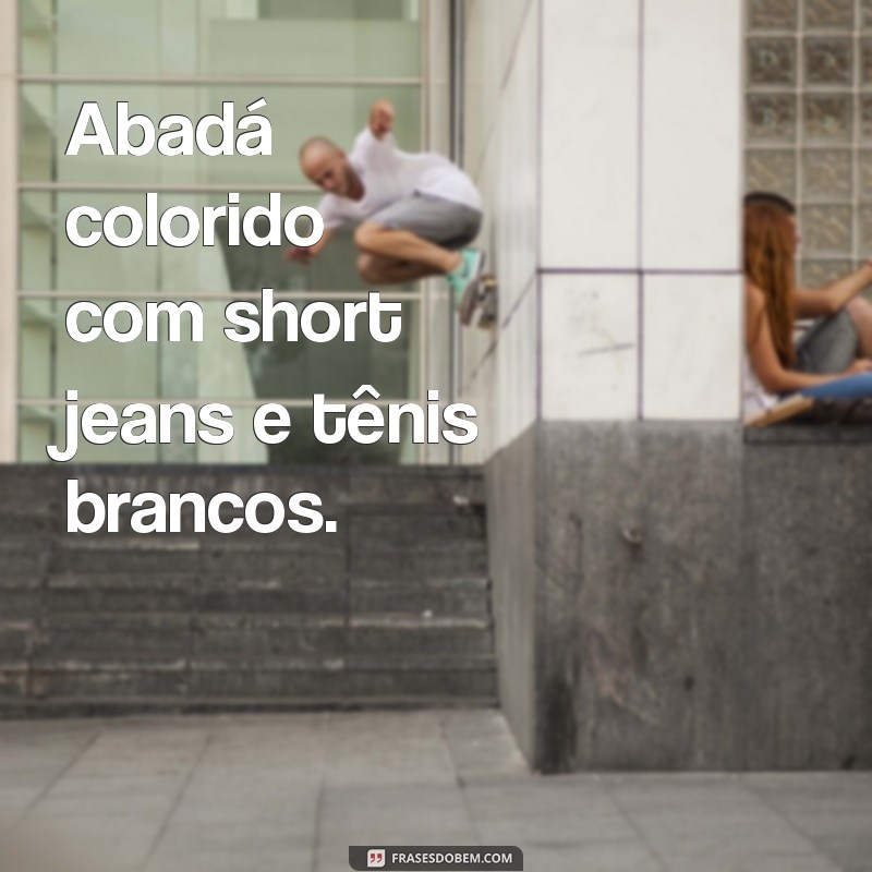 look carnaval com abadá Abadá colorido com short jeans e tênis brancos.