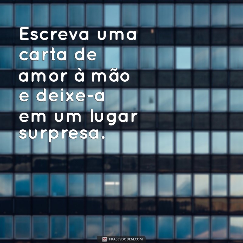 coisa romanticas para namorada Escreva uma carta de amor à mão e deixe-a em um lugar surpresa.