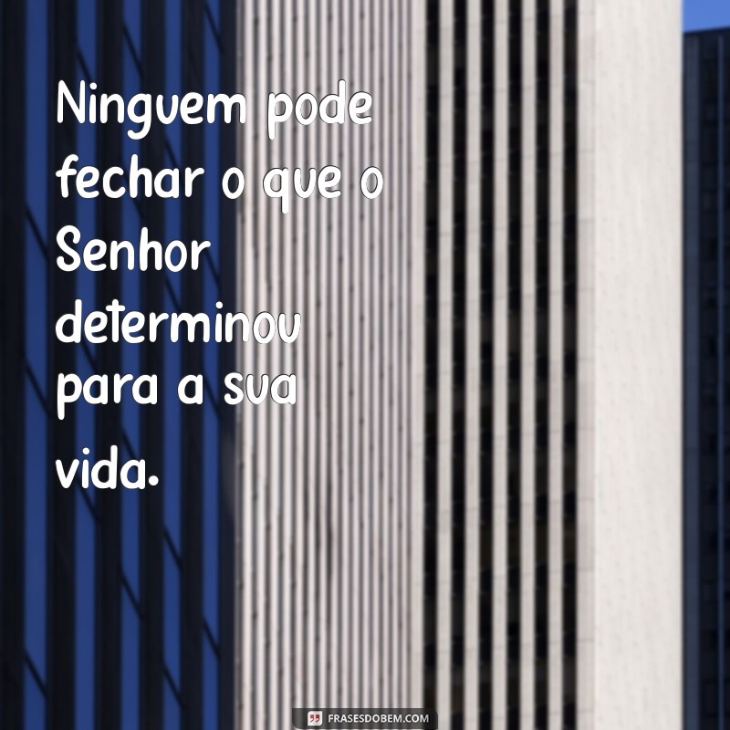 Descubra o Poder das Frases: A Porta que Deus Abre Ninguém Fecha 