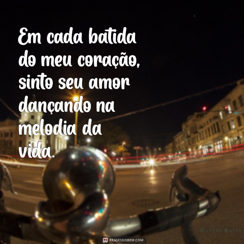 poesia romântica pequena Em cada batida do meu coração, sinto seu amor dançando na melodia da vida.