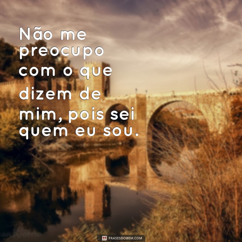 Descubra as melhores frases sobre ser o centro das atenções: Fale bem ou falem mal, mas falem de mim! 