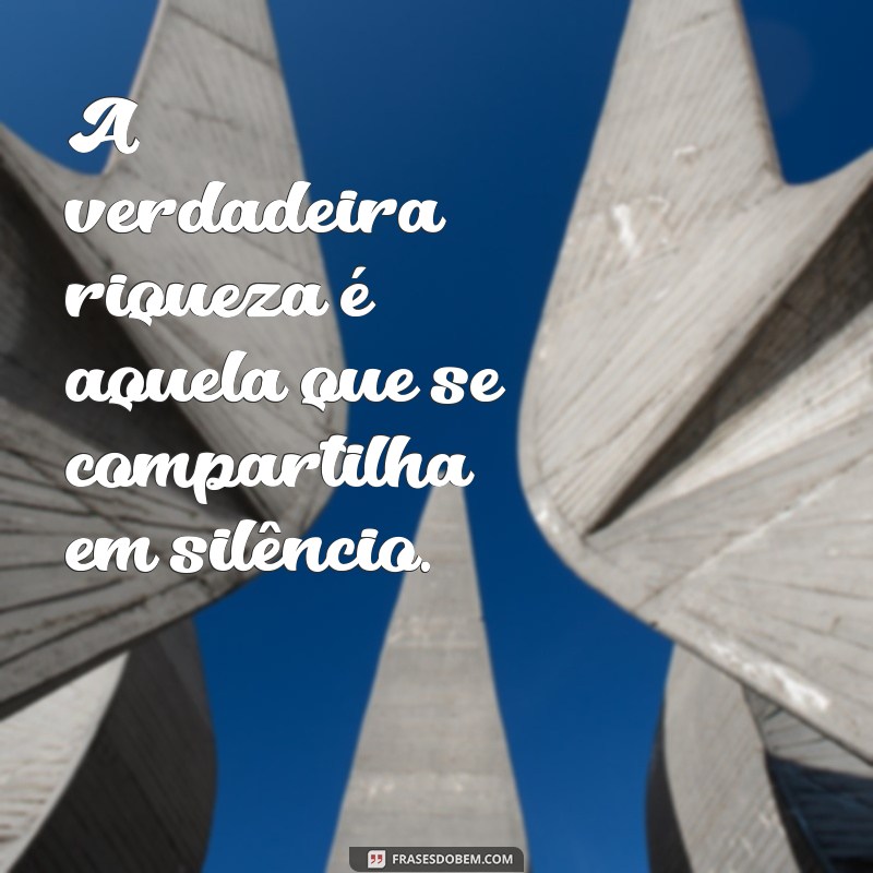 Entenda o Significado do Versículo: O que a Mão Direita Faz a Esquerda Não Precisa Saber 