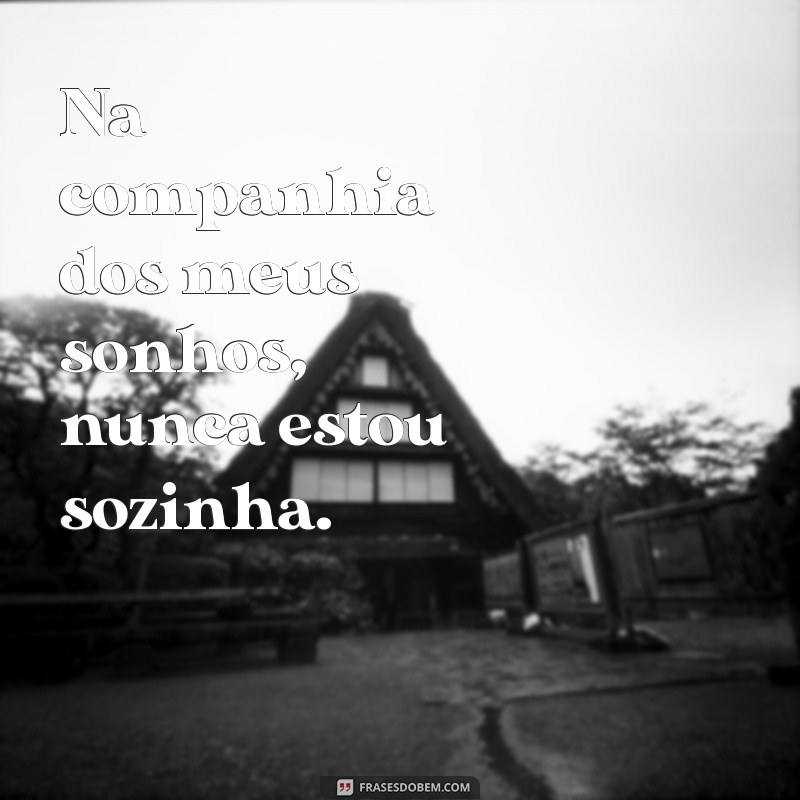 Frases Inspiradoras para Fotos Femininas Sozinhas: Capture sua Essência 