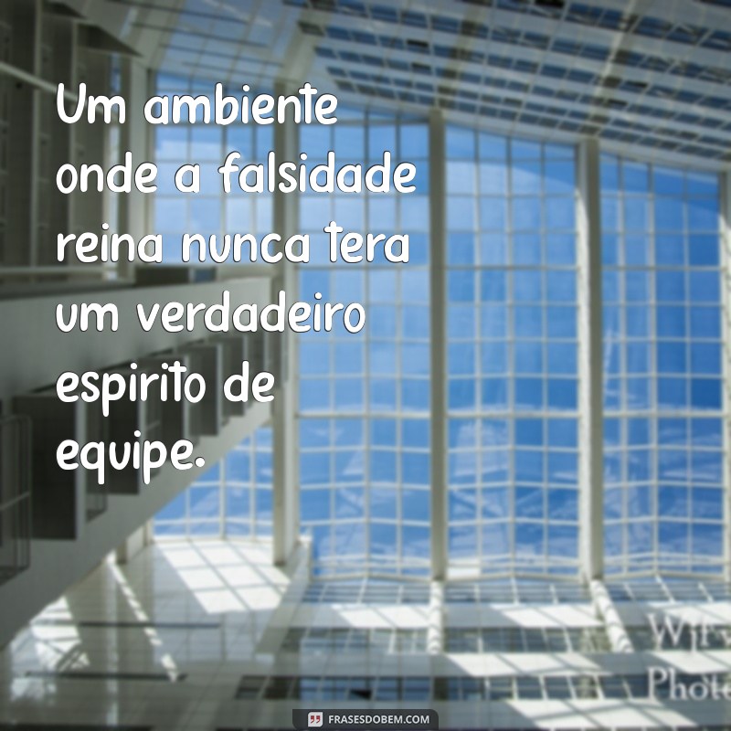 30 Frases de Falsidade no Trabalho: Identifique e Combata a Hipocrisia no Ambiente Profissional 