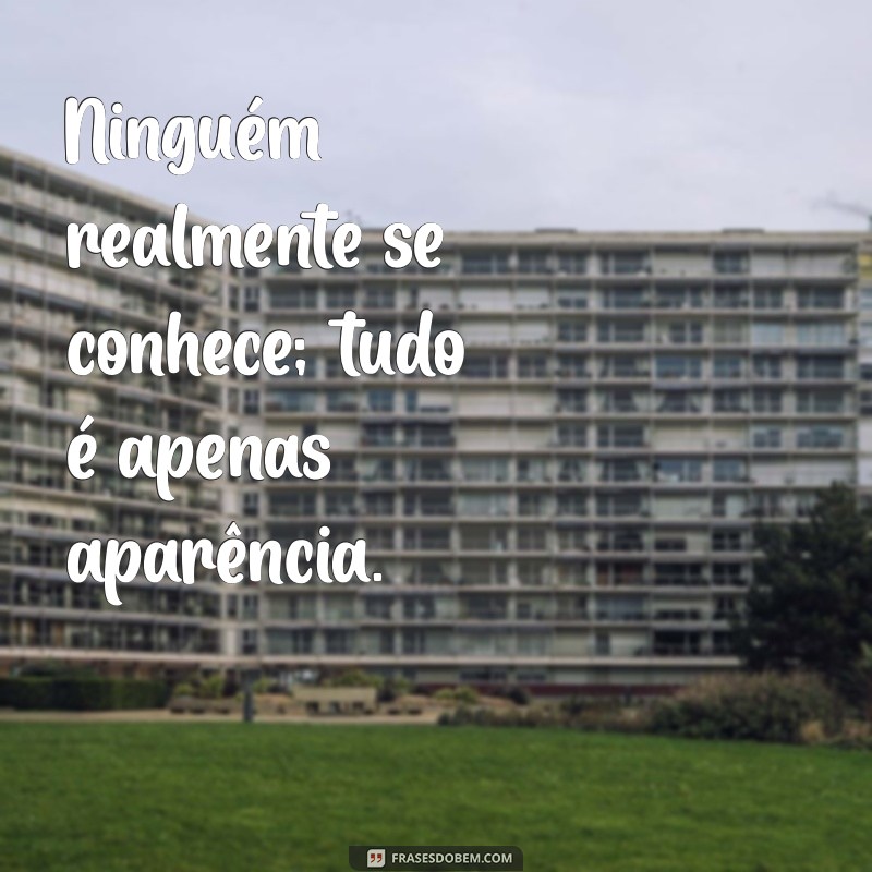 Por Que Ninguém é Amigo de Ninguém: Reflexões sobre Amizade e Solidão 