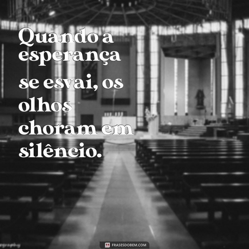 olhos chorando de tristeza Quando a esperança se esvai, os olhos choram em silêncio.