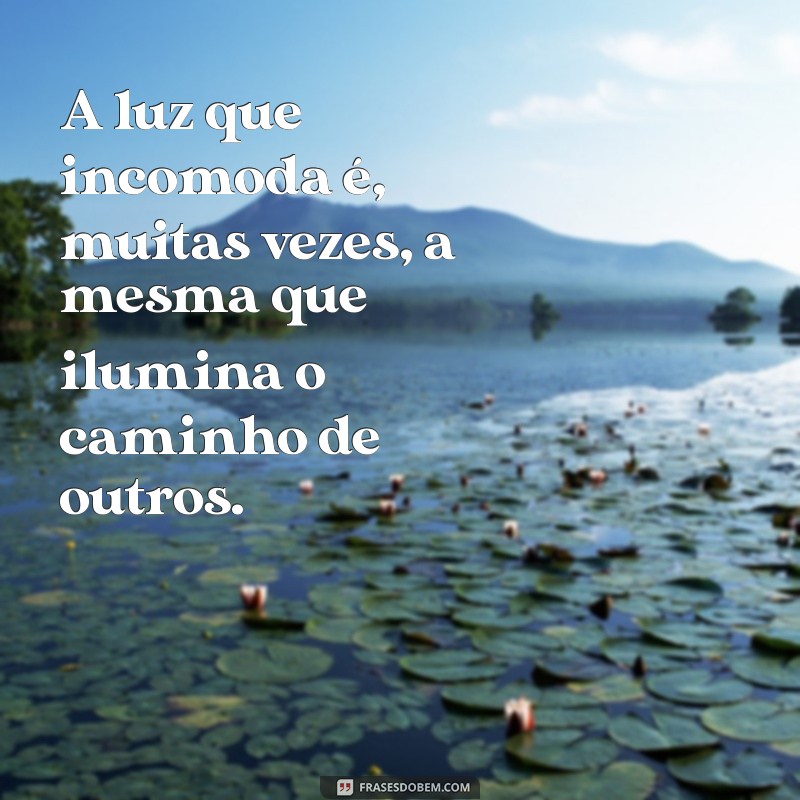 Quem Brilha Incomoda: Entenda o Impacto da Sua Luz na Vida dos Outros 