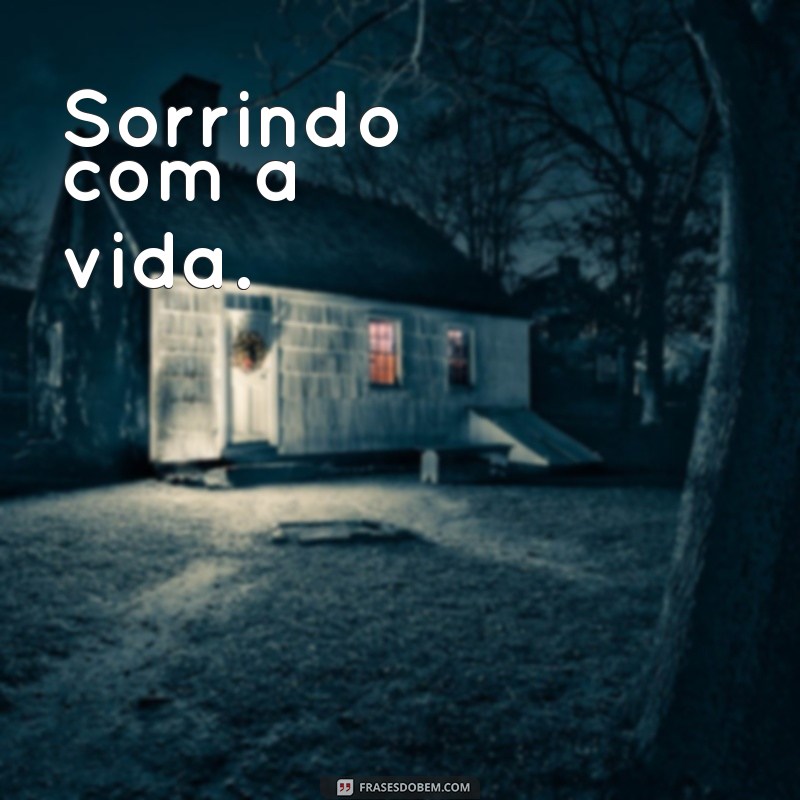 frases para instagram curtas para fotos Sorrindo com a vida.